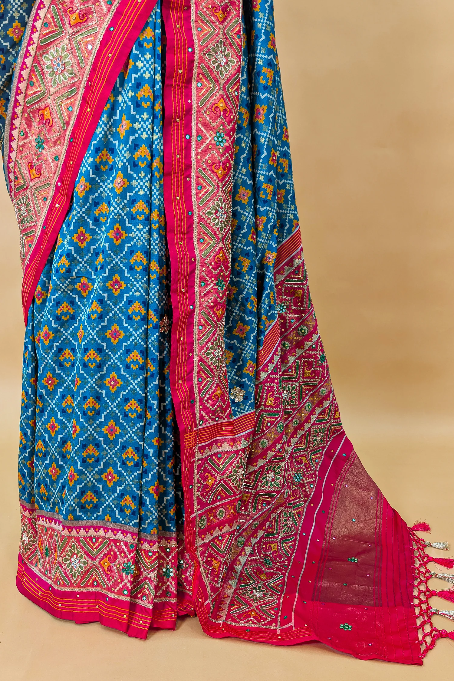 Blue Silk Traditional Woven Checks Woven Saree with Contrast Pallu and Border - Image 5