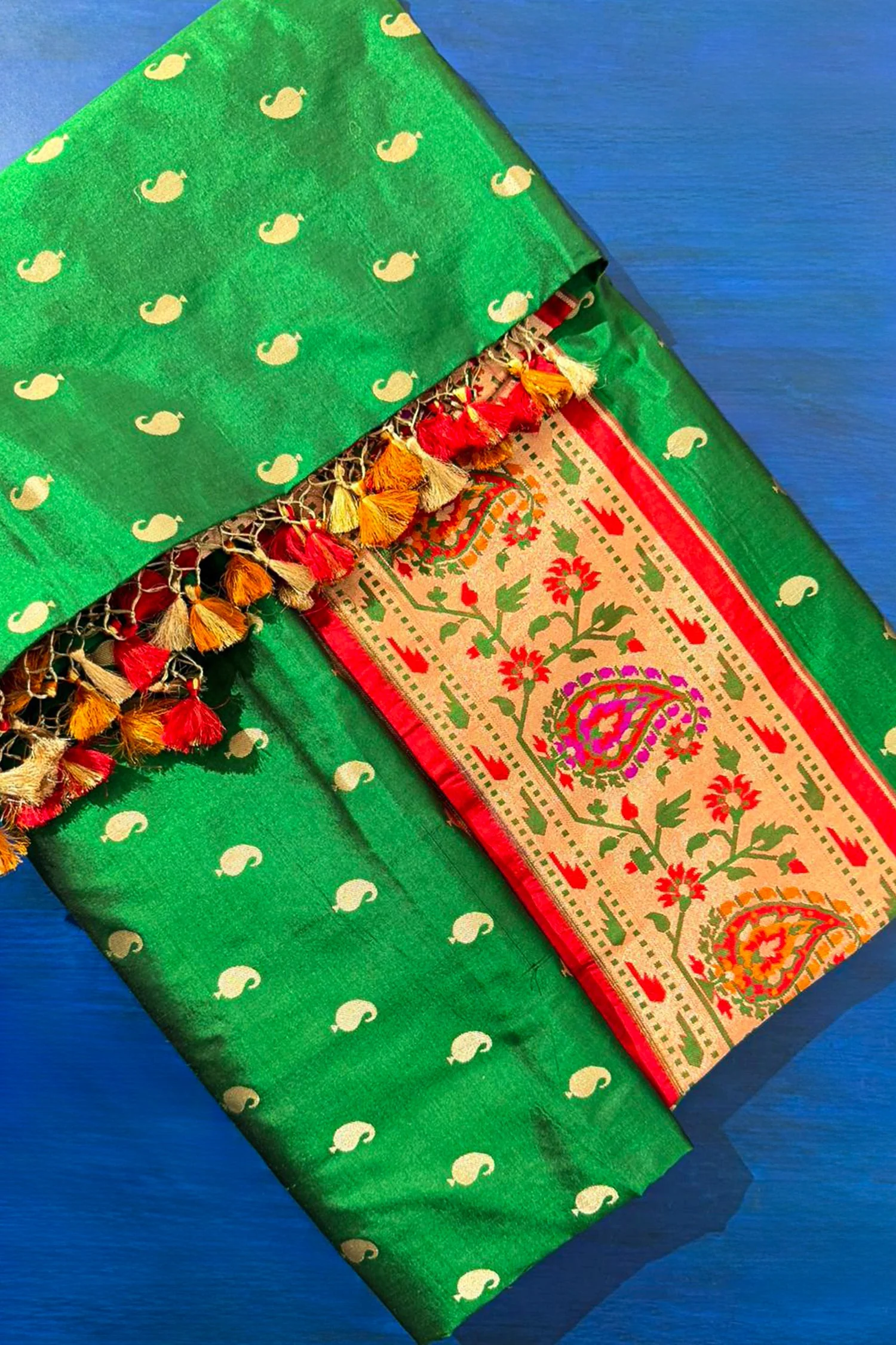 Green Silk Traditional Paisley Woven Saree with Contrast Border and Pallu - Image 4