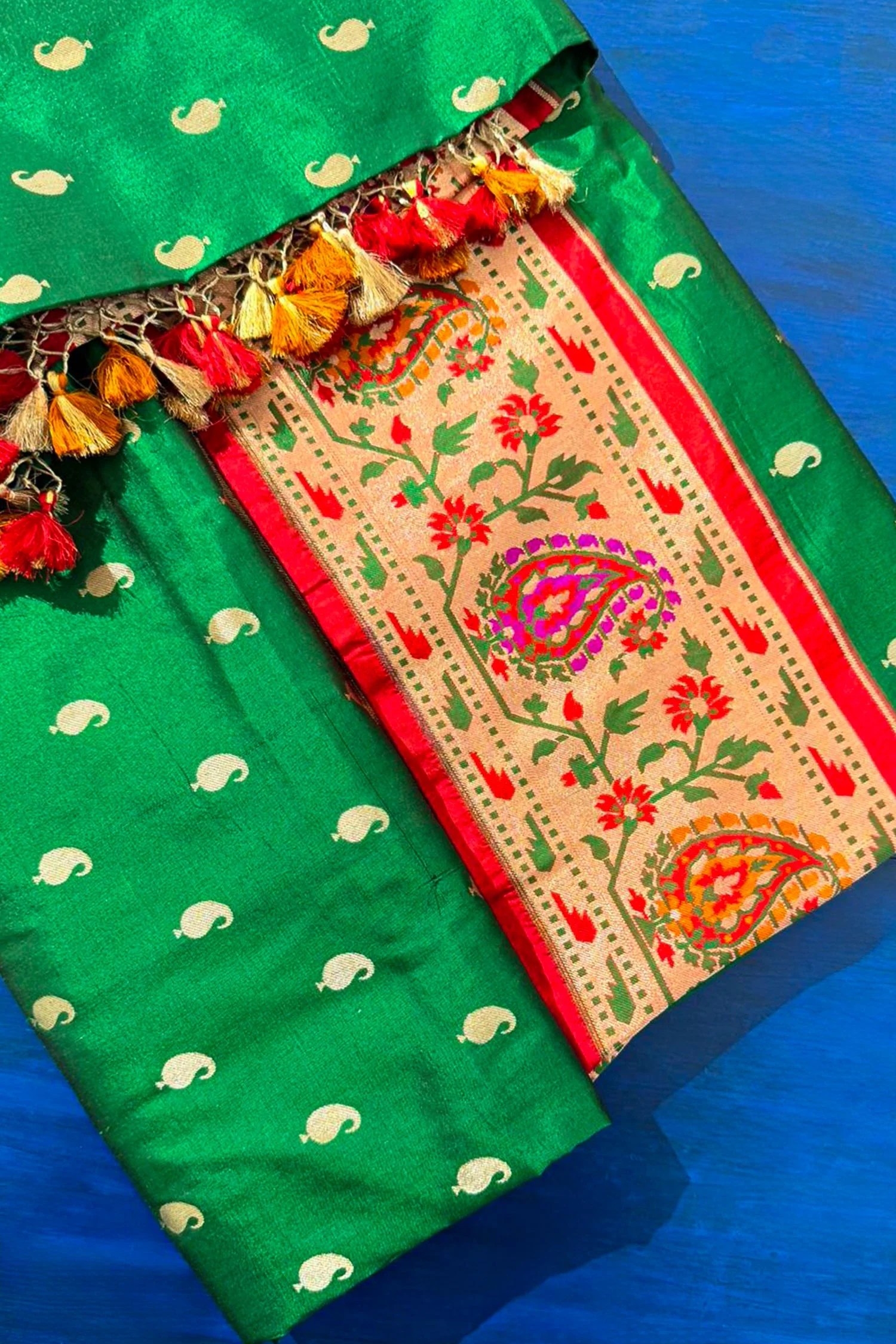 Green Silk Traditional Paisley Woven Saree with Contrast Border and Pallu - Image 5