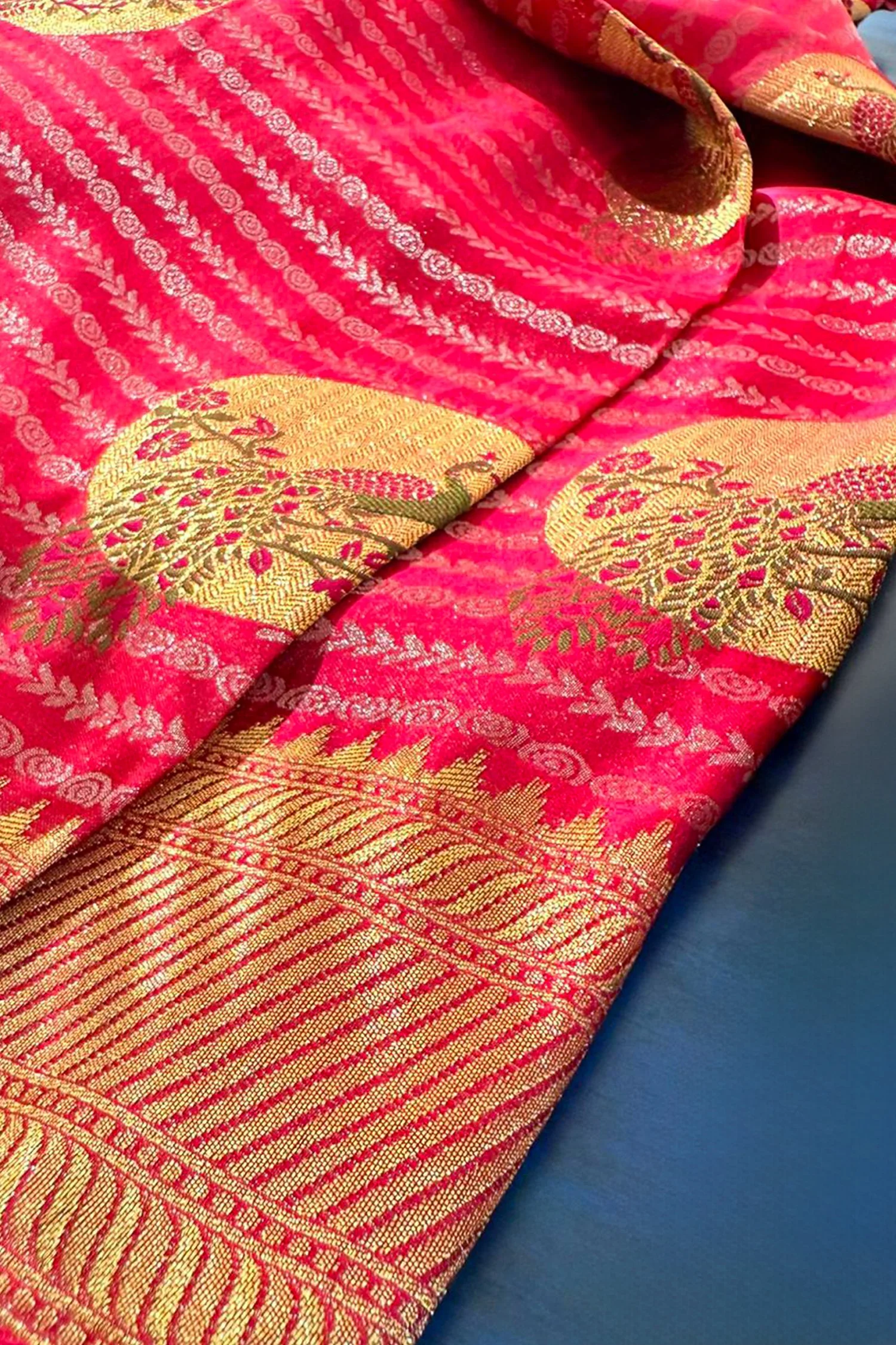 Pink Satin Shimmer Peacock Motifs Woven Butta Saree - Image 4