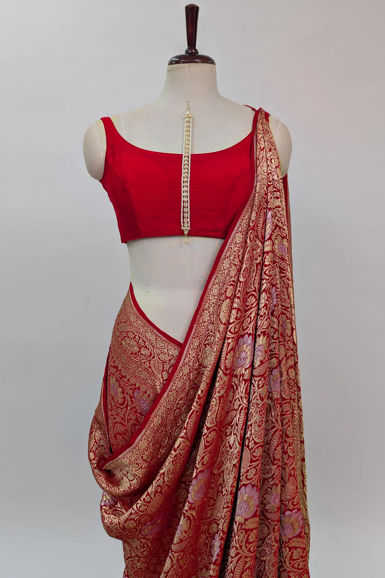 Red Georgette All Over Floral Woven Saree - Image 3